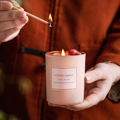 AROMA RUMAH Merah Muda Romantis Aromaterapi Mewah Bunga Kering Label Pribadi Lilin Lilin Beraroma Kedelai Untuk Pengaturan Acara